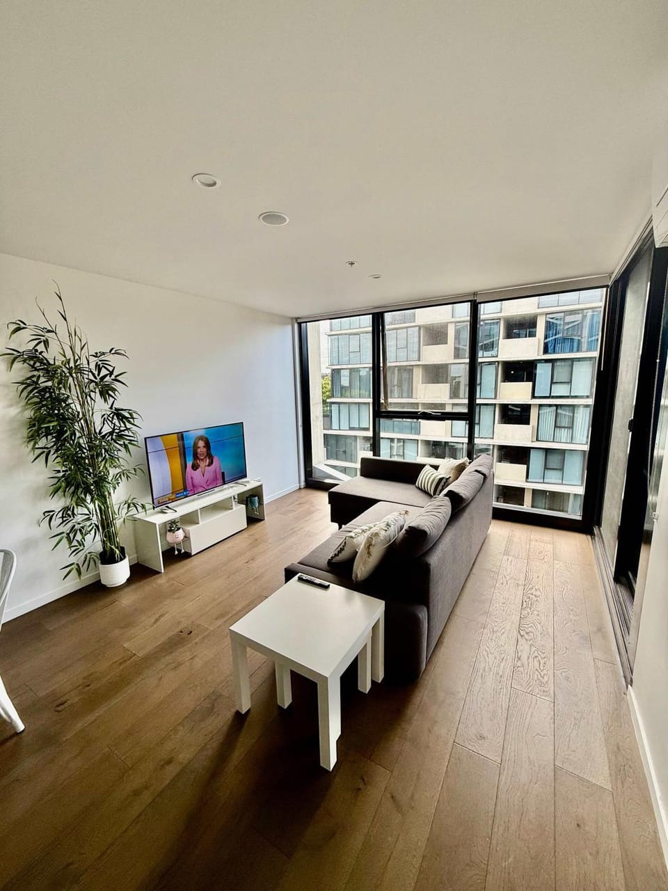 City-Self check in-Parking-Pool Apartment in Canberra