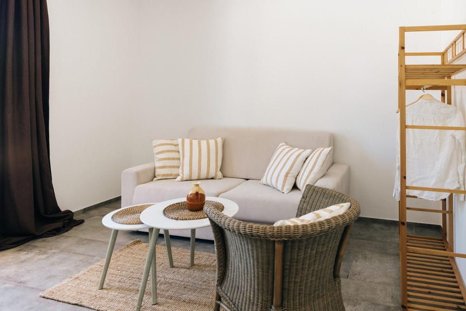 Living room, Photo of the whole room, Seating area, furniture