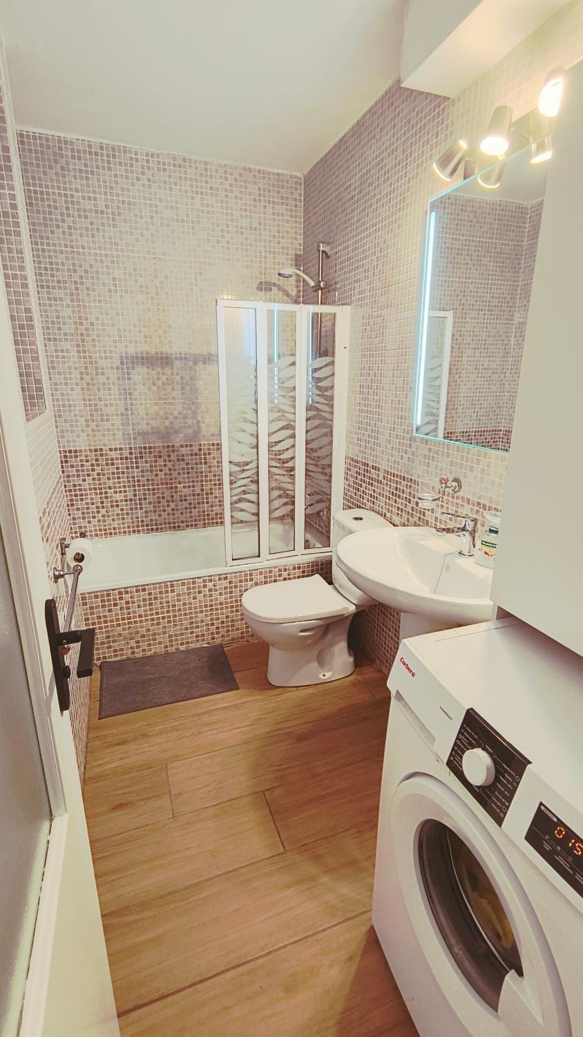Shower, Toilet, Bathroom, towels, washing machine