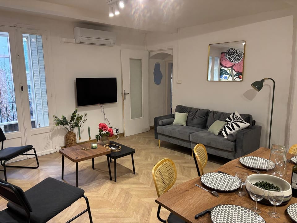 Communal lounge/ TV room, TV and multimedia, Seating area, Dining area, air conditioner