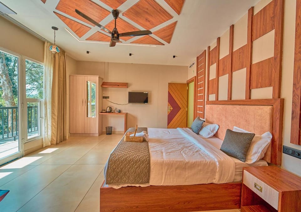 Bed, TV and multimedia, Photo of the whole room, Bedroom