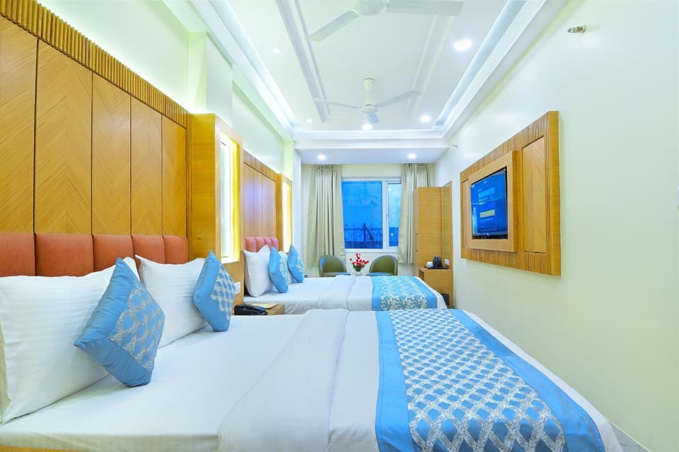Bed, TV and multimedia, Living room, Photo of the whole room, Seating area, Bedroom