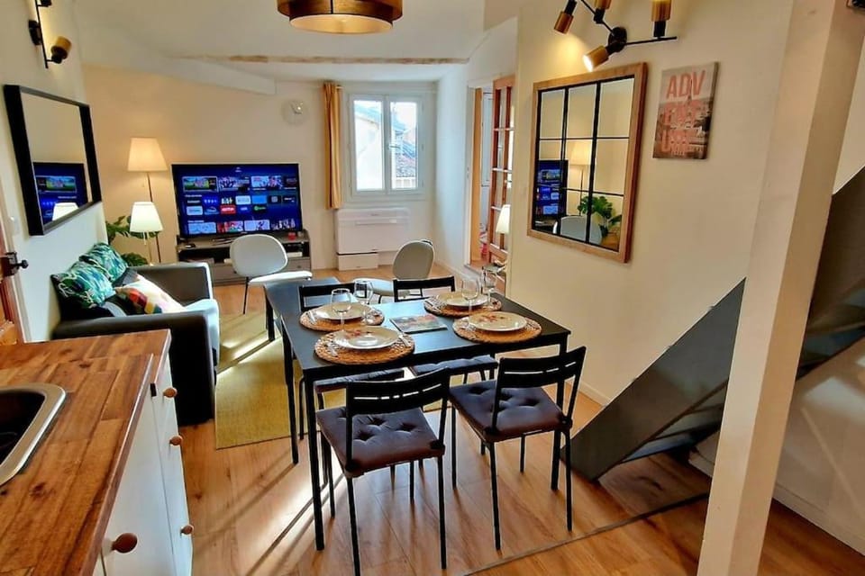 Communal lounge/ TV room, TV and multimedia, Living room, Seating area, Dining area