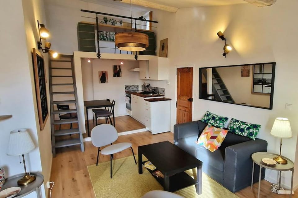 Kitchen or kitchenette, Living room, Seating area, Dining area