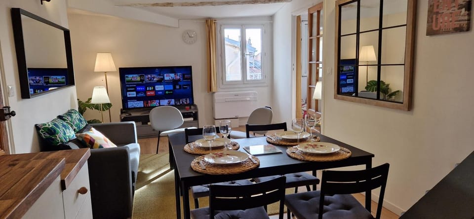 Communal lounge/ TV room, TV and multimedia, Living room, Seating area, Dining area