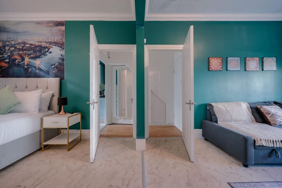 Katie's Place Apartment in Wembley