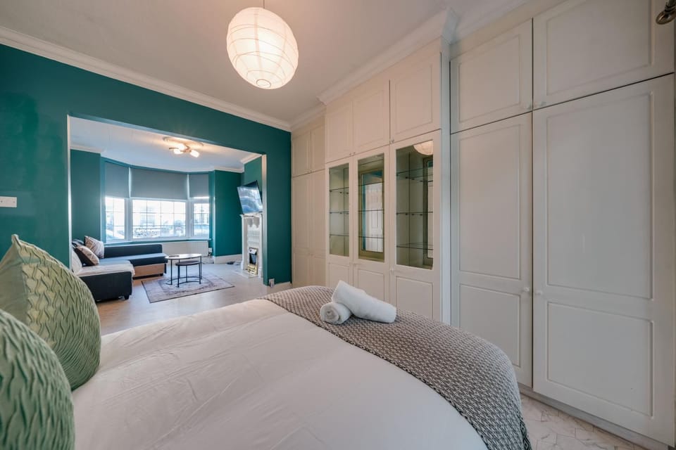 Katie's Place Apartment in Wembley