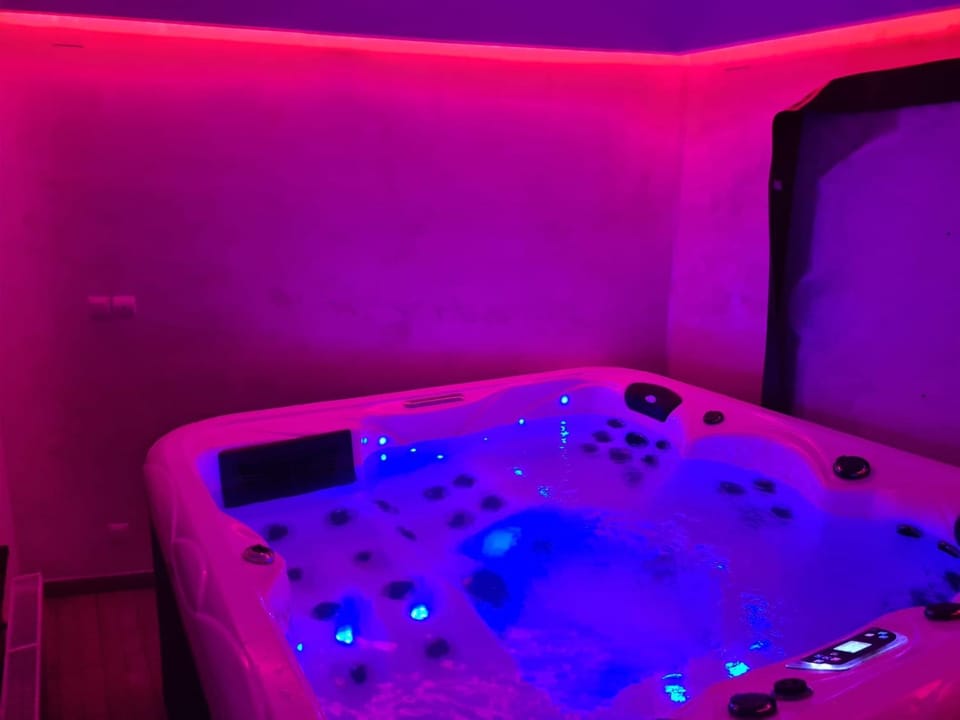 Hot Tub, Swimming pool