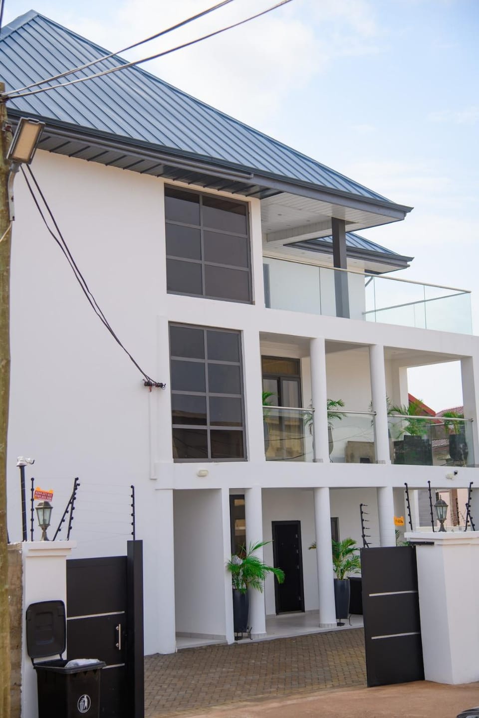 Property building, Day, Balcony/Terrace