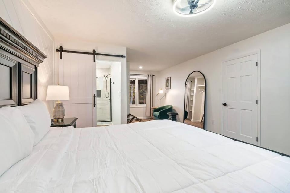 Entertainment - Outdoor Pool - 1 Mile To Parkway! House in Pigeon Forge