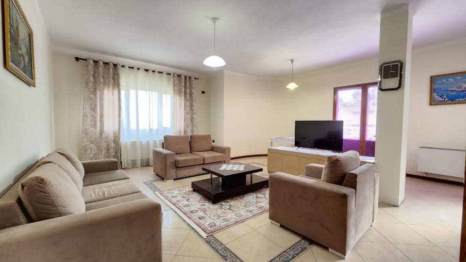 Communal lounge/ TV room, Communal lounge/ TV room, TV and multimedia, Living room, Seating area, Evening entertainment