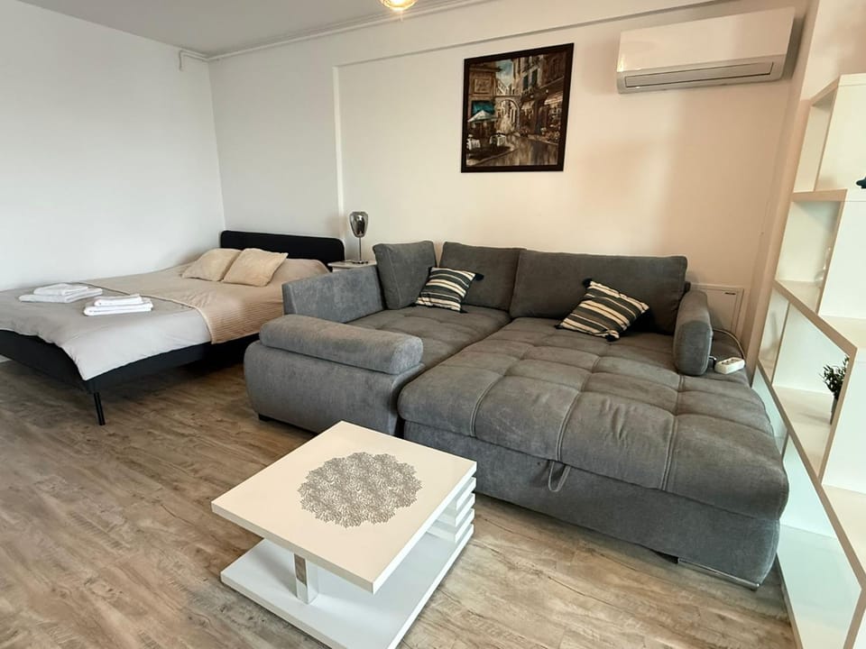 Bed, Living room, Seating area, towels