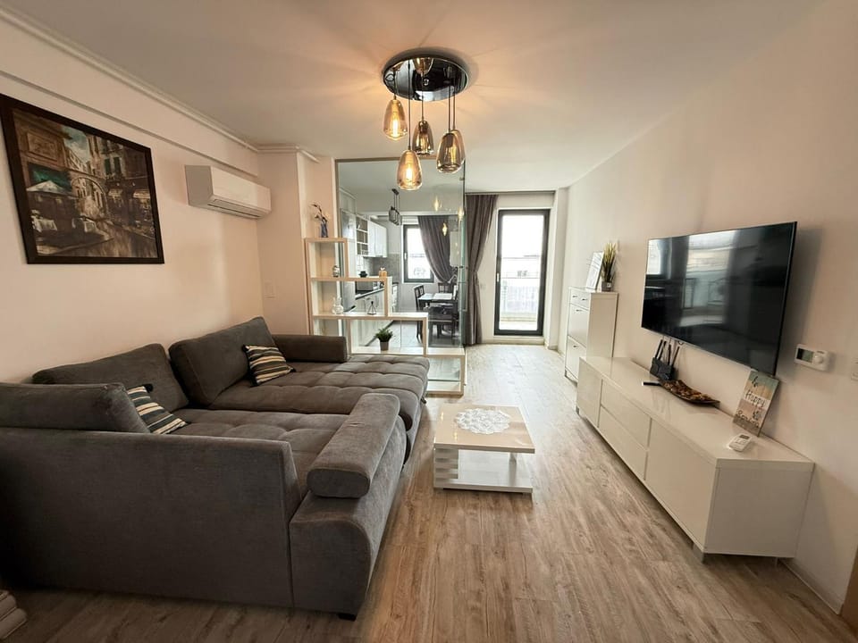 Communal lounge/ TV room, TV and multimedia, Living room, Seating area, Evening entertainment