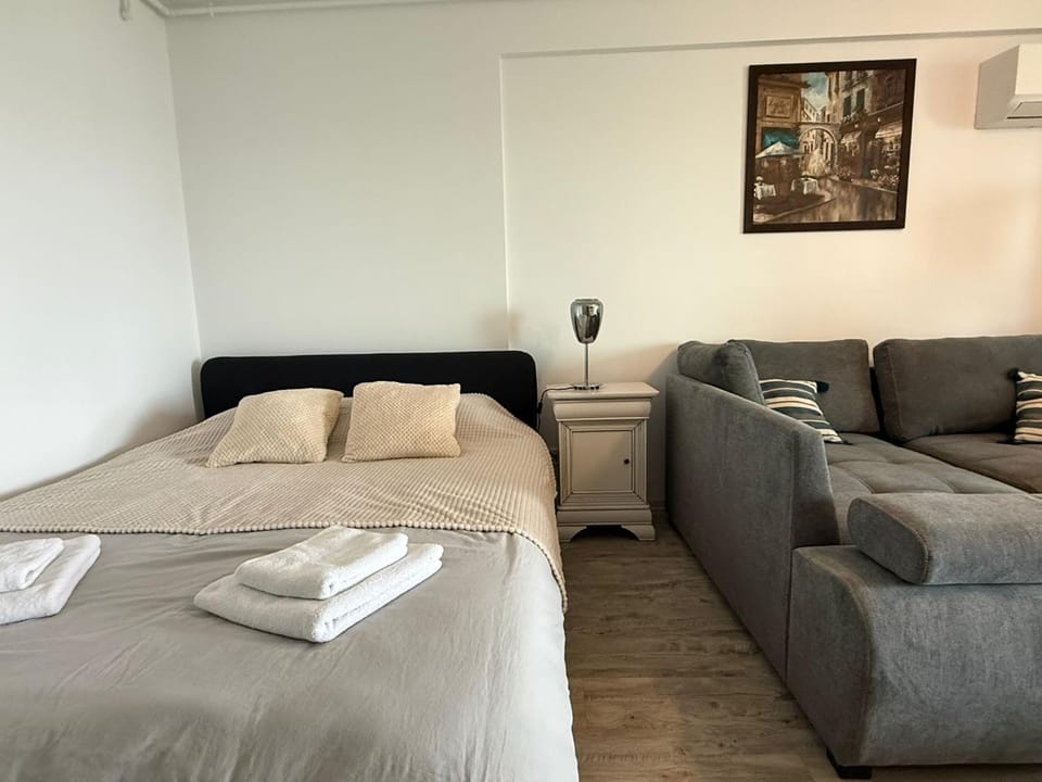 Bed, Living room, Seating area, towels