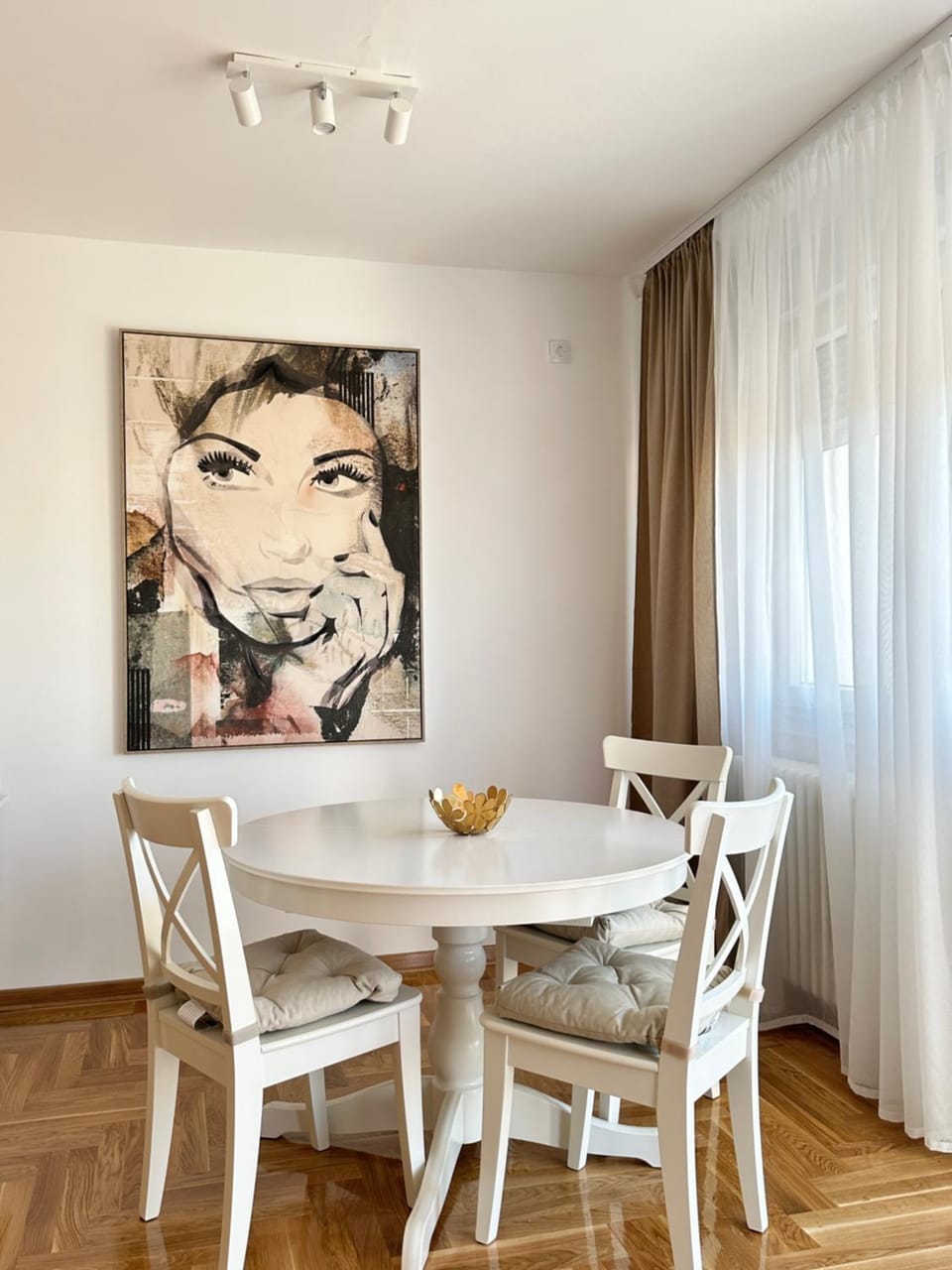 Seating area, Dining area