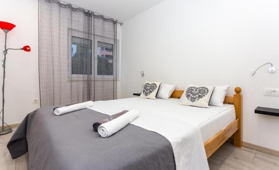 Bedroom, towels