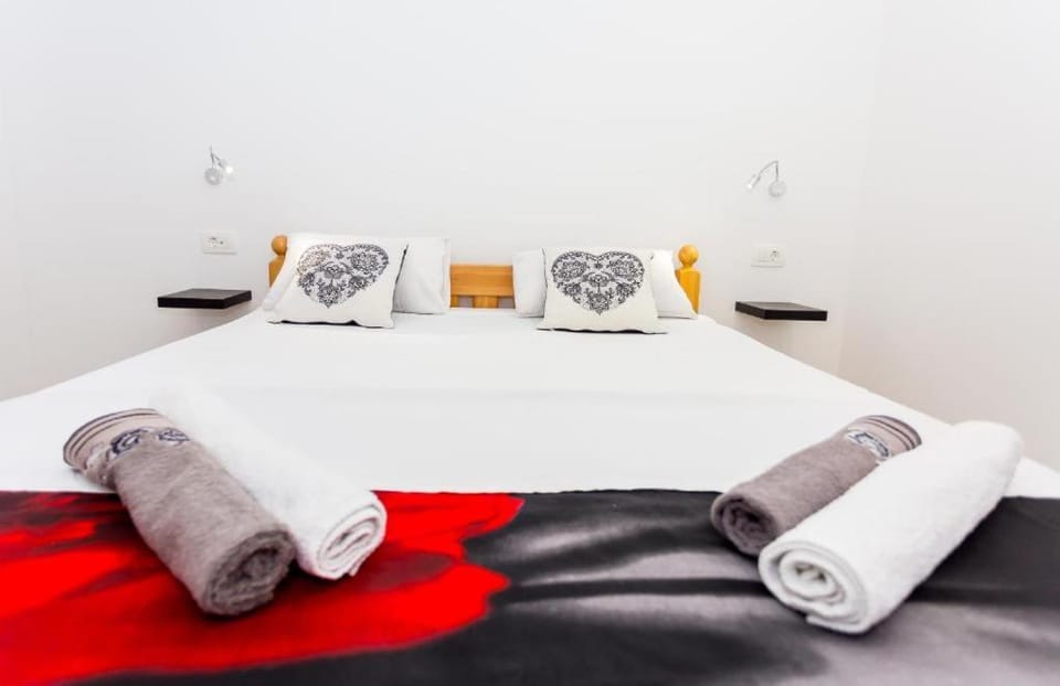 Bedroom, towels