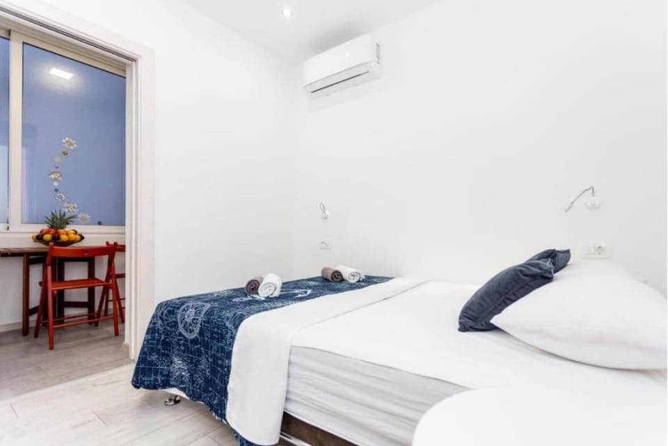 Bedroom, air conditioner