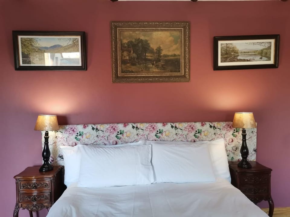 Bed, Decorative detail, Bedroom