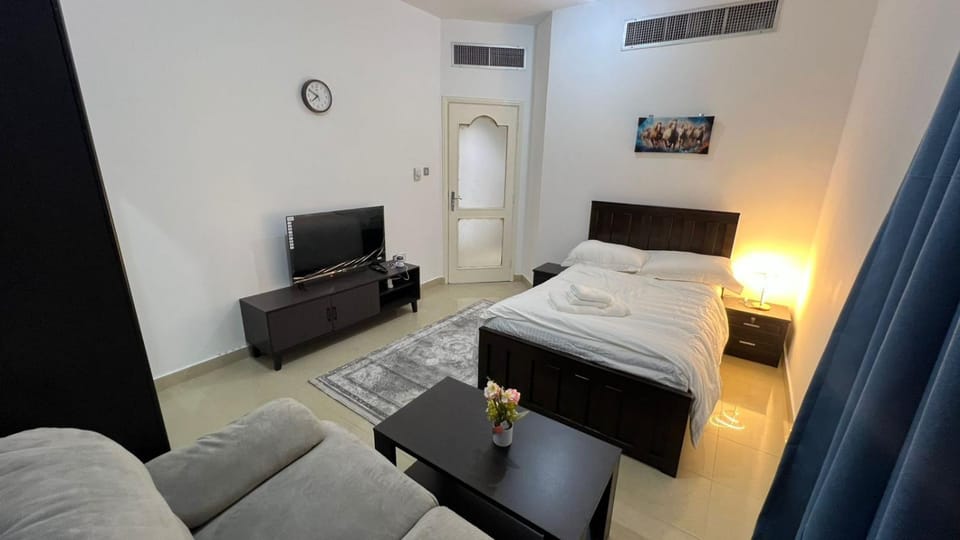 Bed, TV and multimedia, Seating area, Bedroom