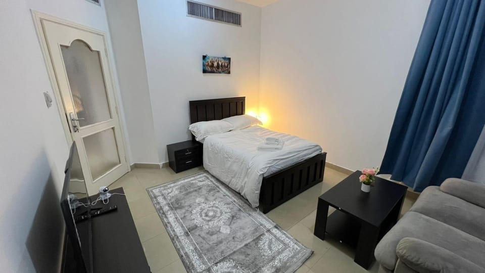 Bed, TV and multimedia, Photo of the whole room, Seating area, Bedroom