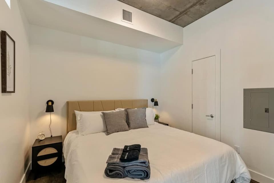 X Rooftop Hot Tub And Pool King Bed DT SLC Parking Apartment in Salt Lake City