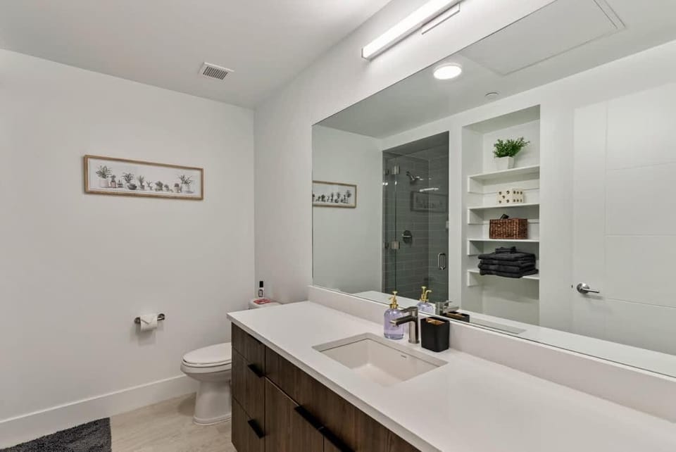 X Rooftop Hot Tub And Pool King Bed DT SLC Parking Apartment in Salt Lake City