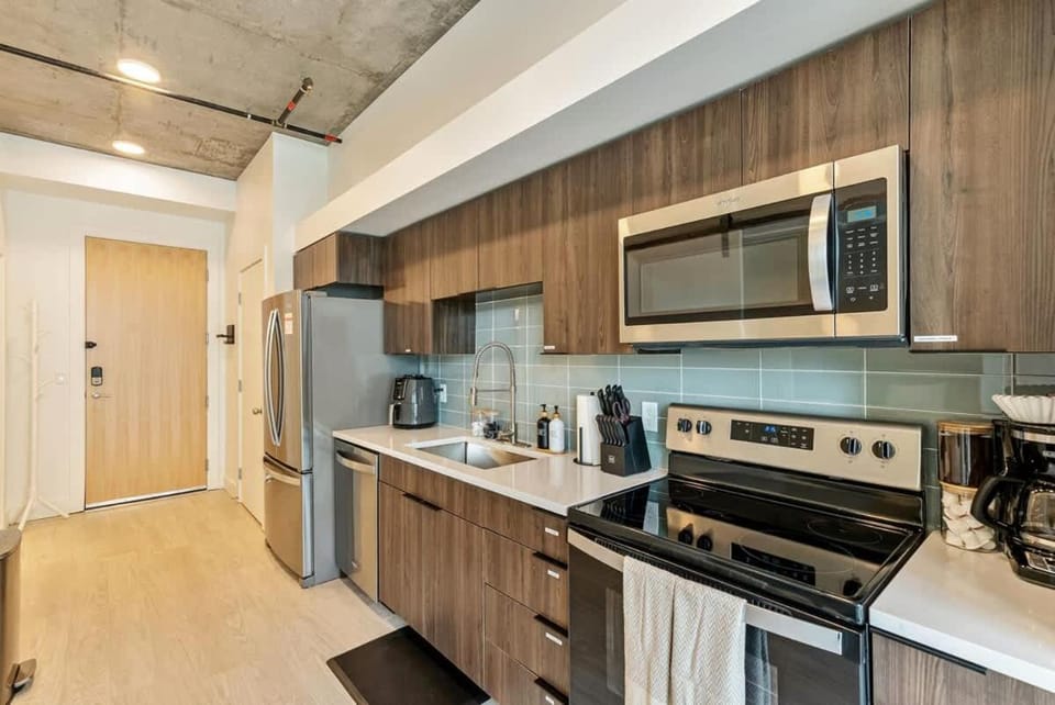 X Rooftop Hot Tub And Pool King Bed DT SLC Parking Apartment in Salt Lake City