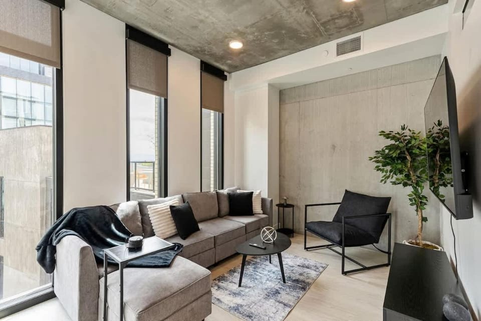 X Rooftop Pool Hot Tub Gym King Bed Parking Apartment in Salt Lake City
