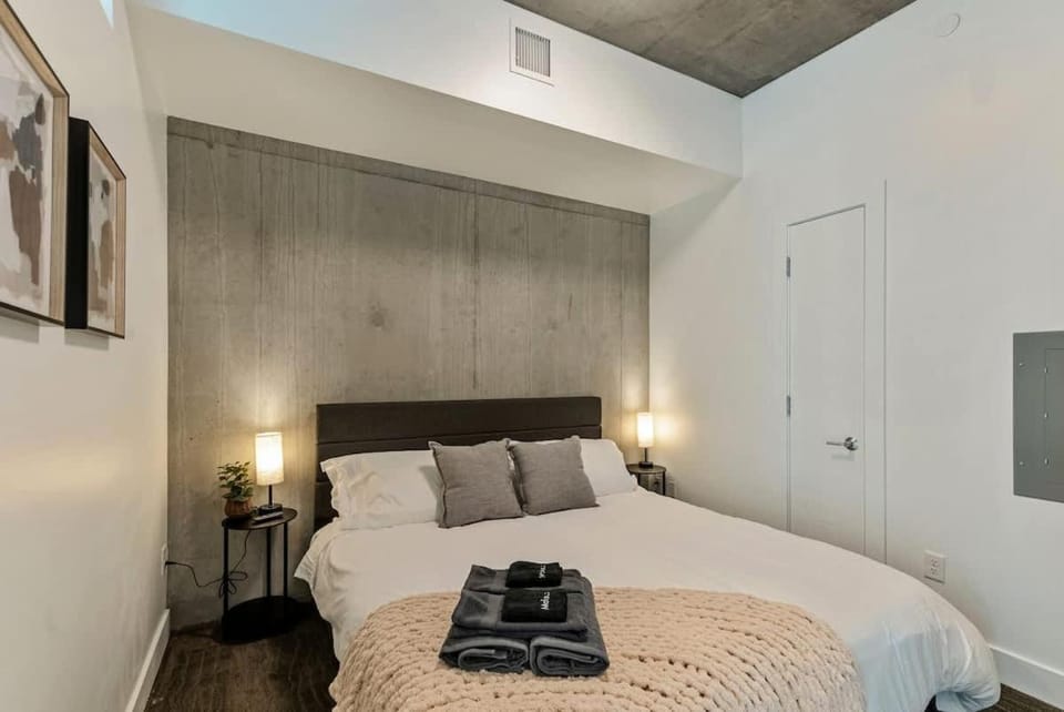 X Rooftop Pool Hot Tub Gym King Bed Parking Apartment in Salt Lake City