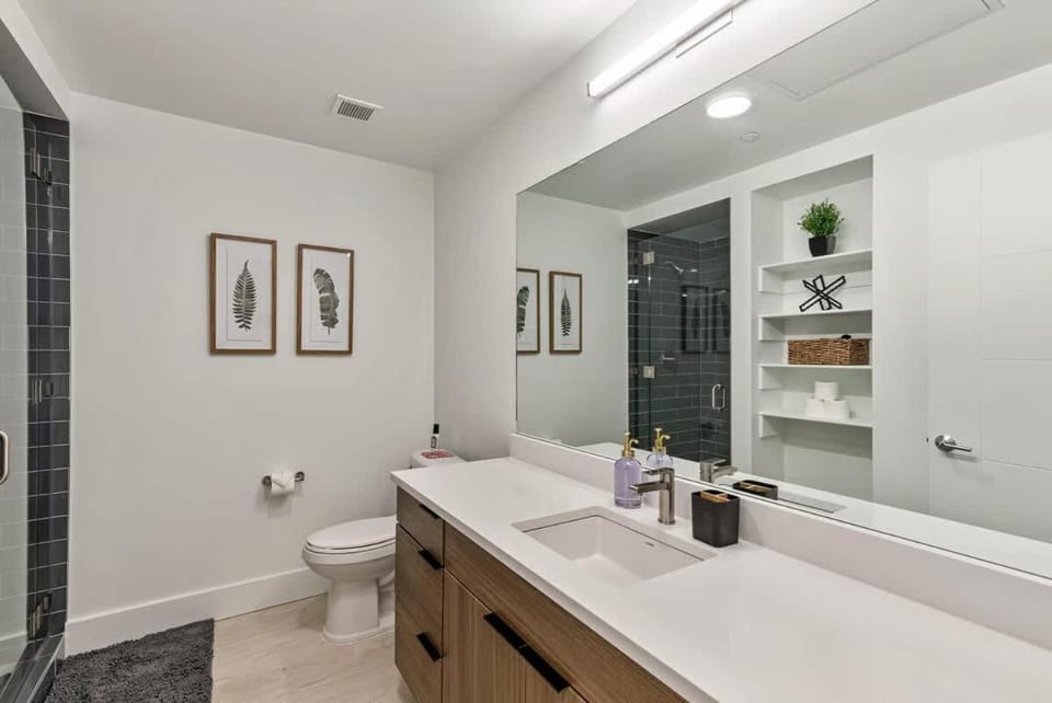 X DT SLC Rooftop Pool Hot Tub King Bed Parking Apartment in Salt Lake City