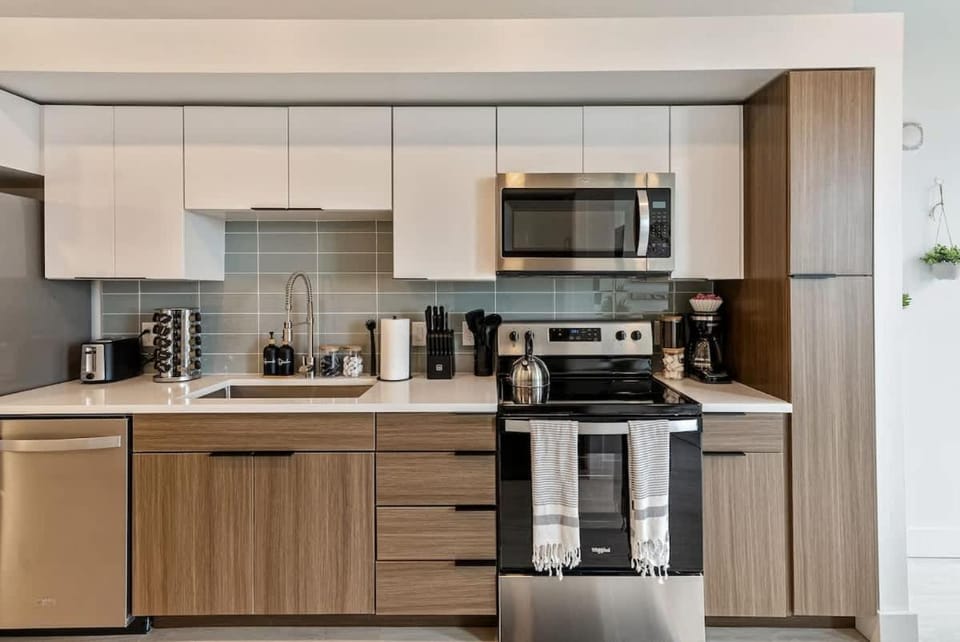 X DT SLC Rooftop Pool Hot Tub King Bed Parking Apartment in Salt Lake City