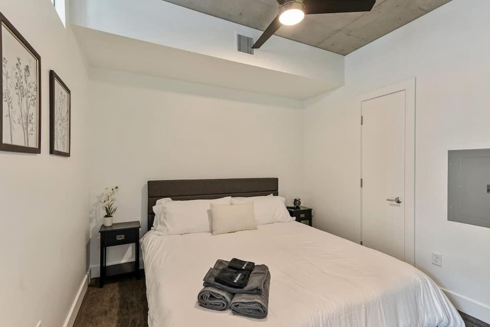 X DT SLC Rooftop Pool Hot Tub King Bed Parking Apartment in Salt Lake City