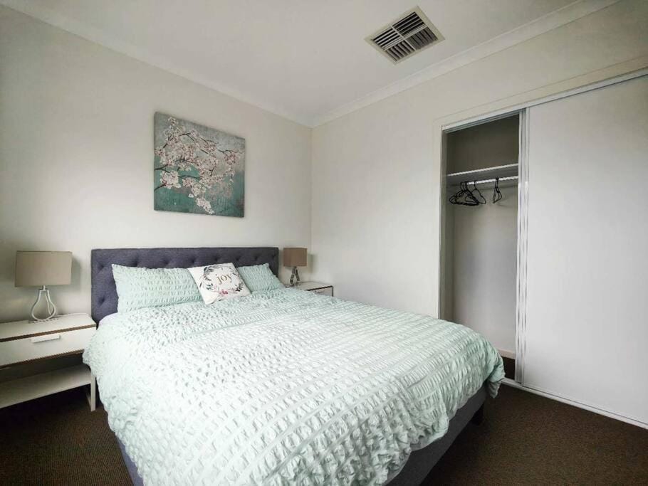 Beautiful 4 Bedrooms Houses Villa in Melbourne