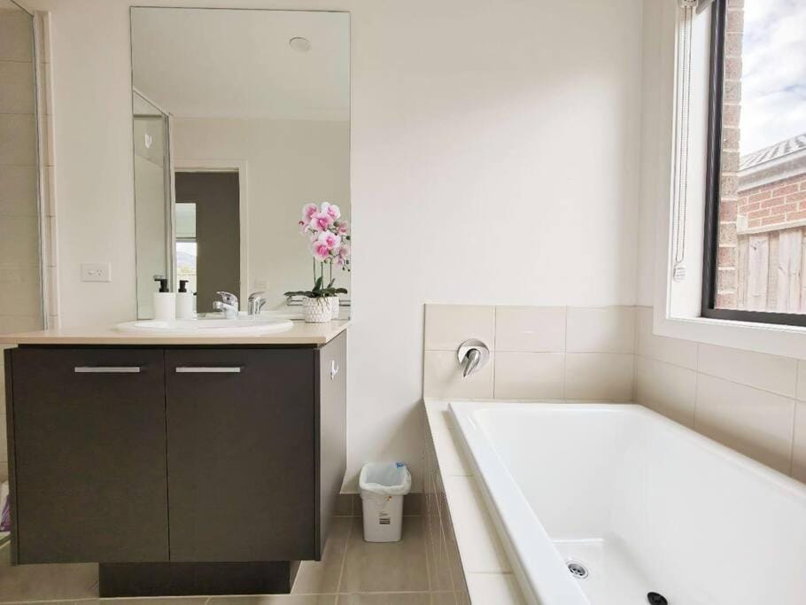 Beautiful 4 Bedrooms Houses Villa in Melbourne