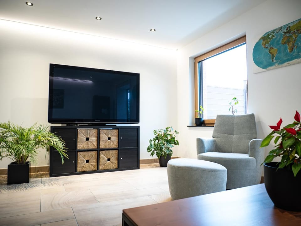 Communal lounge/ TV room, TV and multimedia, Living room, Seating area