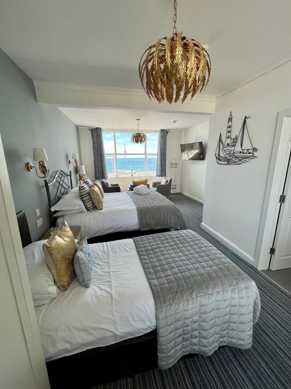 Photo of the whole room, Sea view
