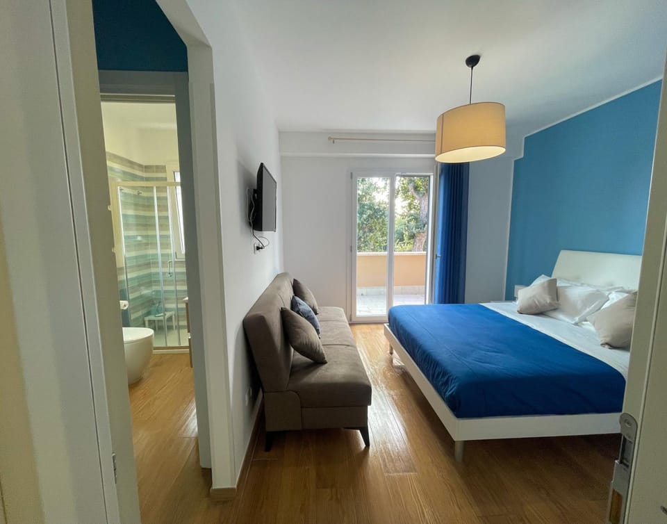 Bed, TV and multimedia, Photo of the whole room, Bedroom