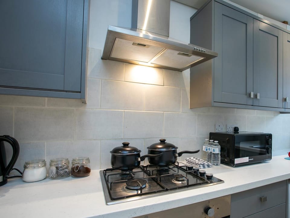 Coffee/tea facilities, Kitchen or kitchenette, stove, toaster