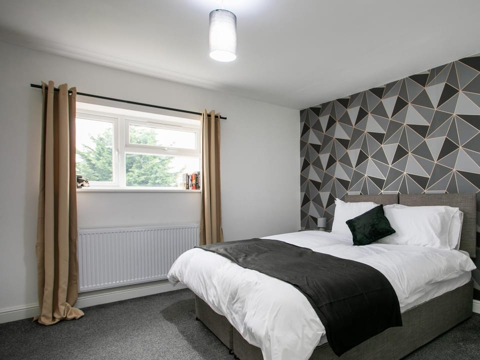Bed, Photo of the whole room, Bedroom, internet