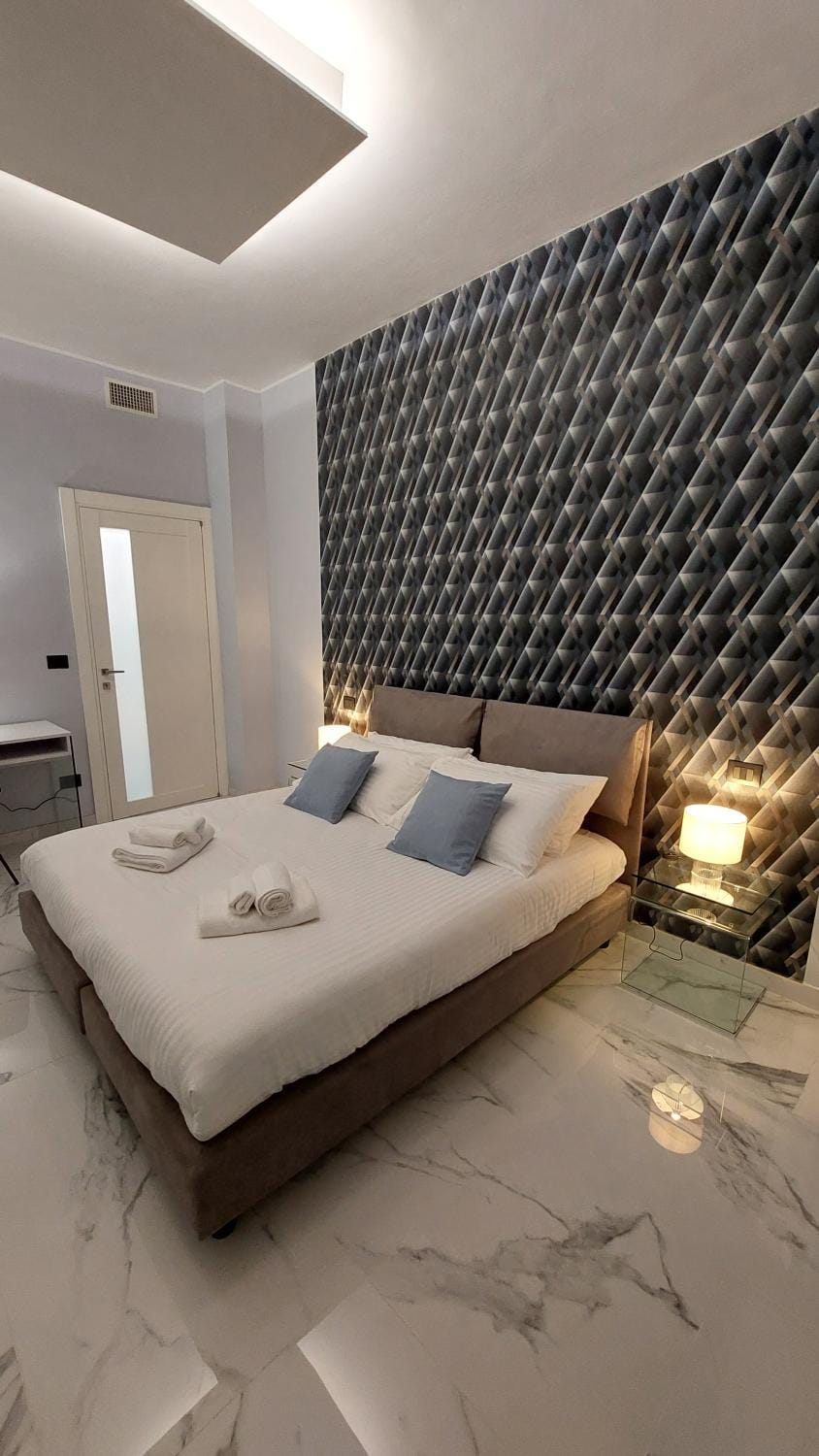 Bed, Photo of the whole room, Bedroom, towels