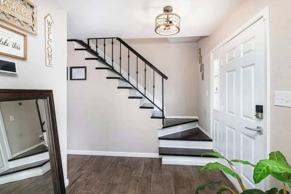 Spacious 4BR Home with Pool BBQ & Games House in Grand Prairie
