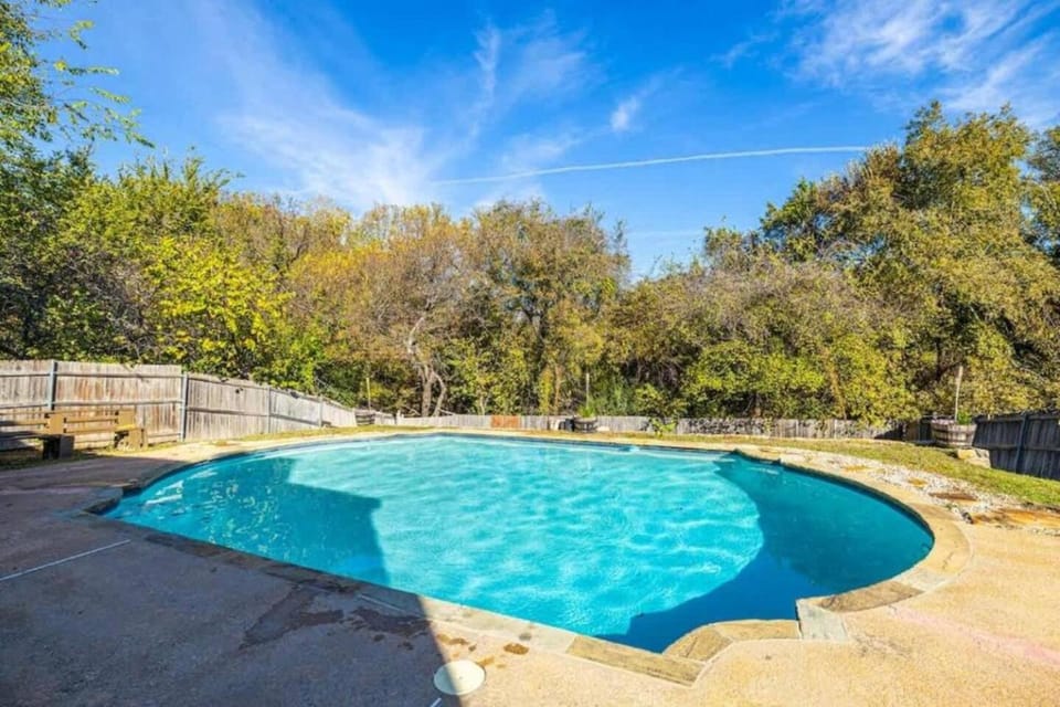 Spacious 4BR Home with Pool BBQ & Games House in Grand Prairie