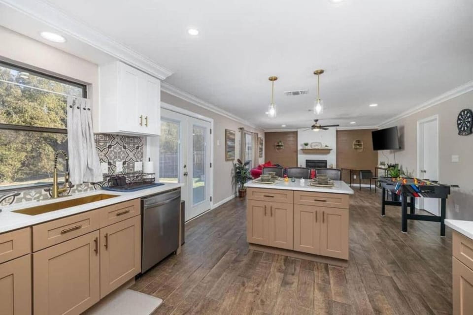 Spacious 4BR Home with Pool BBQ & Games House in Grand Prairie