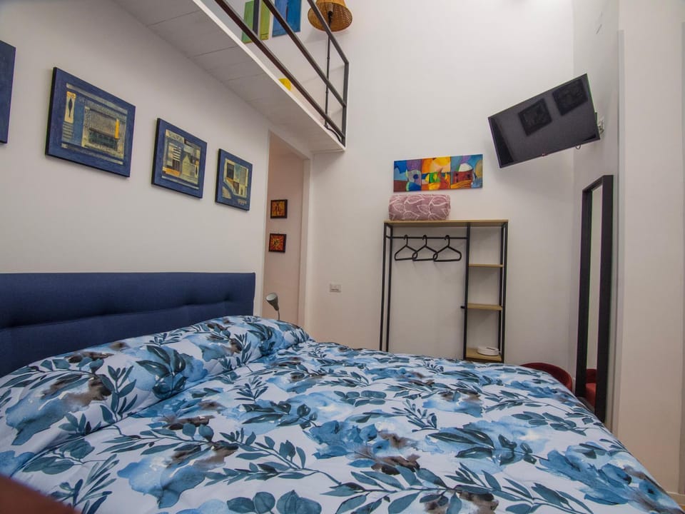 Communal lounge/ TV room, Bed, TV and multimedia, Photo of the whole room, Evening entertainment, Bedroom, locker, locker