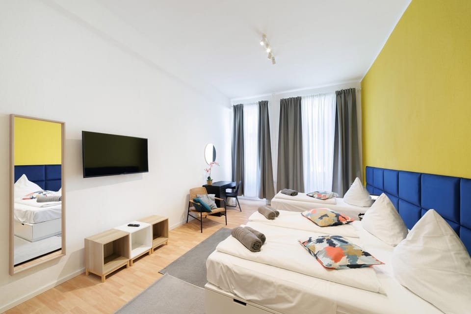 Bed, TV and multimedia, Photo of the whole room, Bedroom