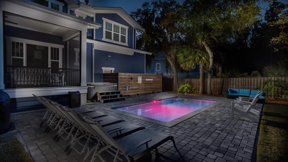 Deja Blue-6BR w Pool Hot Tub-Steps To Beach House in South Forest Beach