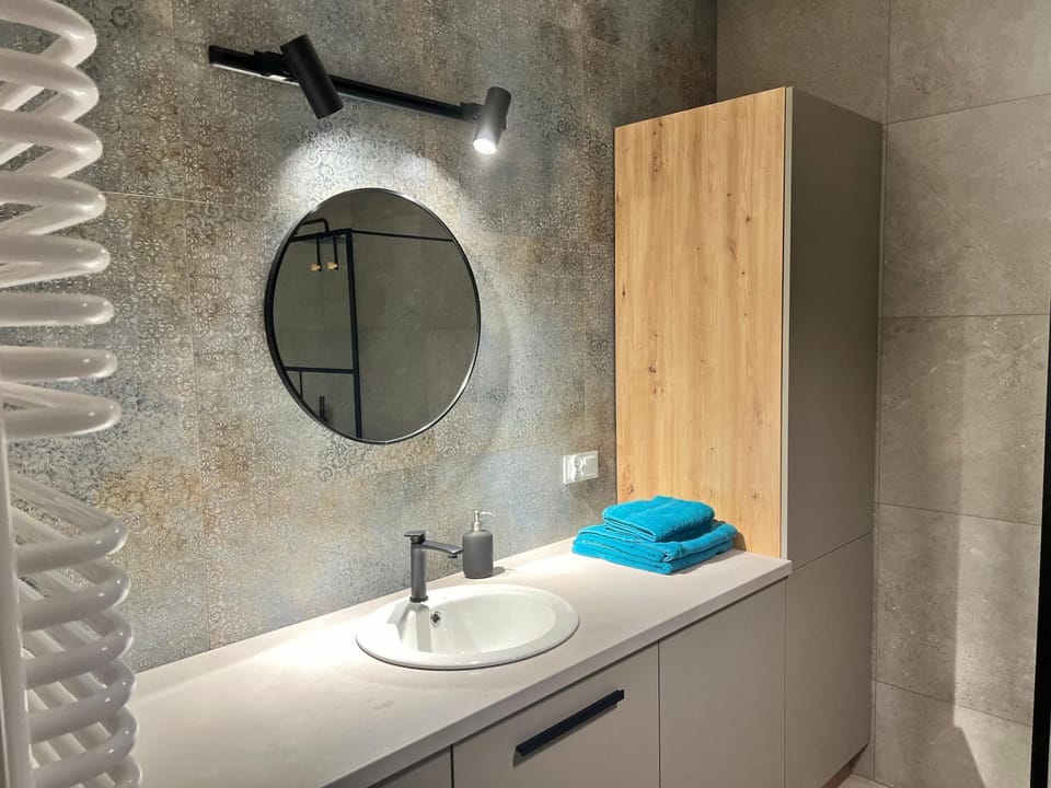 Bathroom, towels