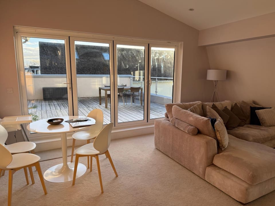 HM112 Penthouse Apartment with Lake View & free Spa Access- Lower Mill Estate Cotswolds Apartment in Cotswold District