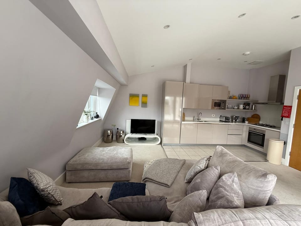 HM112 Penthouse Apartment with Lake View & free Spa Access- Lower Mill Estate Cotswolds Apartment in Cotswold District